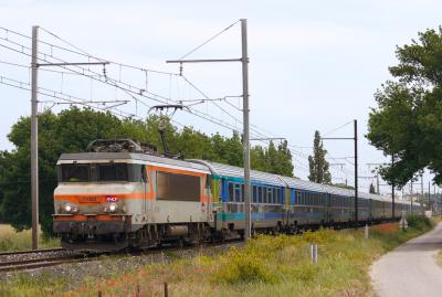 Near Salon-de-Provence, the BB7280 and a Toz train, diverted from its usual route.