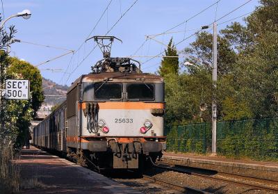 A regional train and the BB25633 near St-Raphal, at Boulouris.