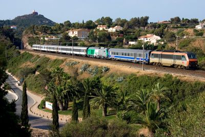 The BB26057 and a test train with the new BB75000 Class, near Agay.