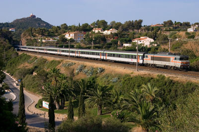 The BB22334 and a night-train coming from Strasbourg, near Agay.