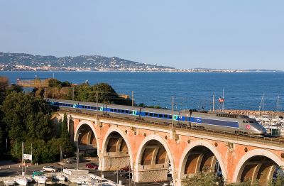 A TGV Sud-est on the La Rague bridge.