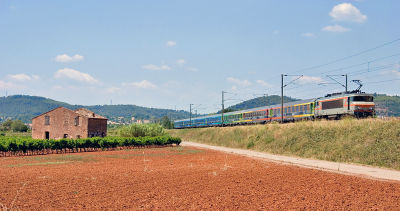 The BB22330 and a Thoz train, near Les Arcs-Draguignan.