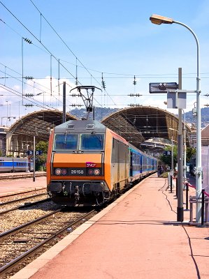 The BB26158 and a Toz-train at Nice-Ville station.