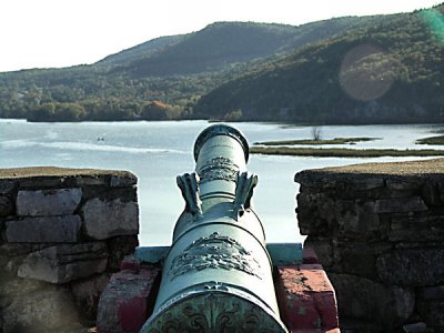 Cannon protecting Fort Ticandaroga at Lake George NY.jpg