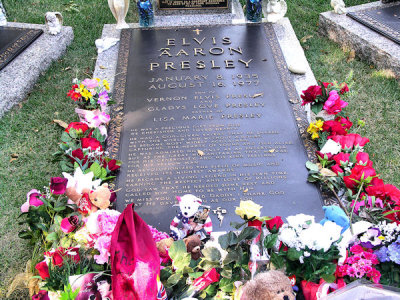 Elvis' burial site at Graceland.jpg
