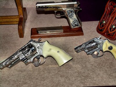 Gun displayed at Buckhorn Saloon (San Antonio).jpg