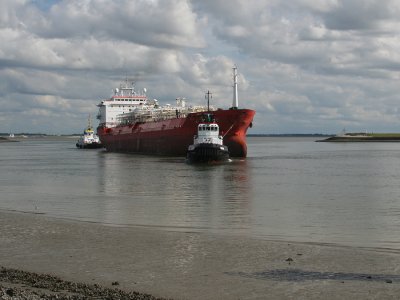 Shipping to the offload of Terneuzen