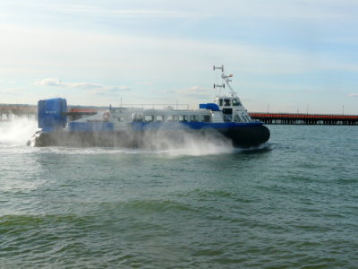 GH2132 ISLAND EXPRESS @ Ryde, Isle of Wight (Leaving)