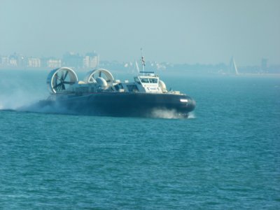 GH2142 SOLENT EXPRESS @ Ryde, Isle of Wight (Leaving)