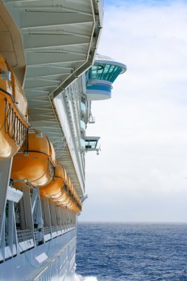 INDEPENDANCE OF THE SEAS Bow from Prominade Deck