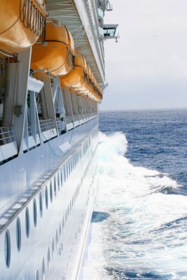 INDEPENDANCE OF THE SEAS Bow from Prominade Deck