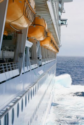 INDEPENDANCE OF THE SEAS Bow from Prominade Deck