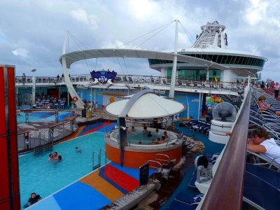 INDEPENDANCE OF THE SEAS Main Pool
