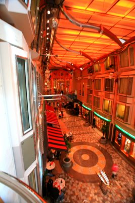 INDEPENDANCE OF THE SEAS Royal Promenade