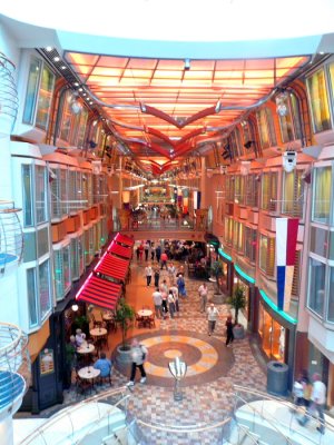 INDEPENDANCE OF THE SEAS Royal Promenade