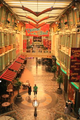 INDEPENDANCE OF THE SEAS Royal Promenade