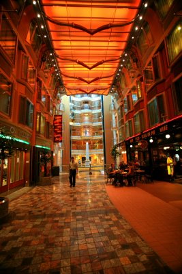 INDEPENDANCE OF THE SEAS Royal Promenade