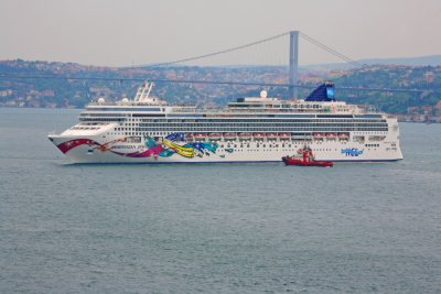 NORWEGIAN JEWEL (2005) arriving @ Istanbul Turkey