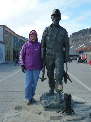 Spitzbergen - Longyearbarden Margaret with Miner Statue