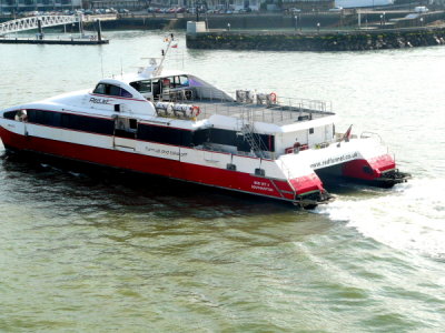 RED JET 4 @ Cowes, Isle of Wight (Arriving)