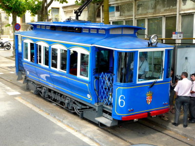 6 @ the lower terminus on Avinguda Tibidabo