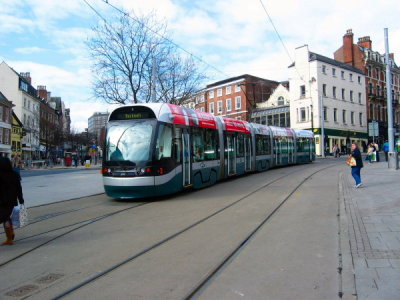 211 (2005) Bombardier Incentros AT6/5 Leaving Old Market Square