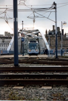 021 (2005) Siemens-Duewag Supertram on the Bowstring Bridge, Commercial Street.