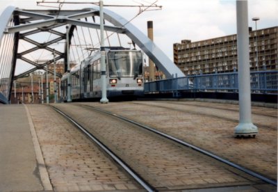 021 (2005) Siemens-Duewag Supertram on the Bowstring Bridge, Commercial Street.