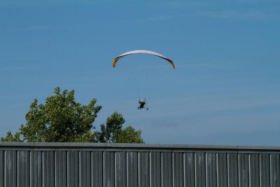 Pas sur le toit du hangar !