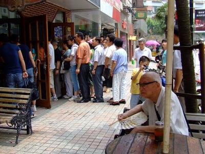 Shanghai-lineup at a noodle house