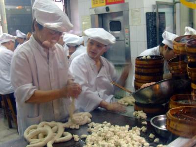 Shanghai-making steamed buns