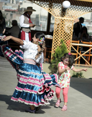 IMG_7040 Dancers at El Montonero, April 1