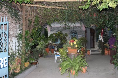 Pokhara 18 - Hotel Courtyard