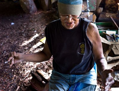 A Kapinga carver, Edward, describing the shark that bit his left shoulder. L1020859.jpg