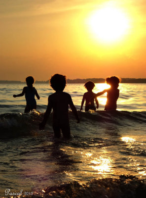 Baignade des petits-enfants au coucher de soleil - Grand-children bathing at the sunset !