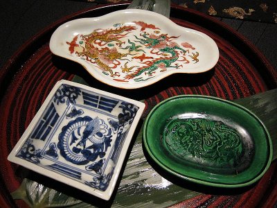 All plates have a dragon theme