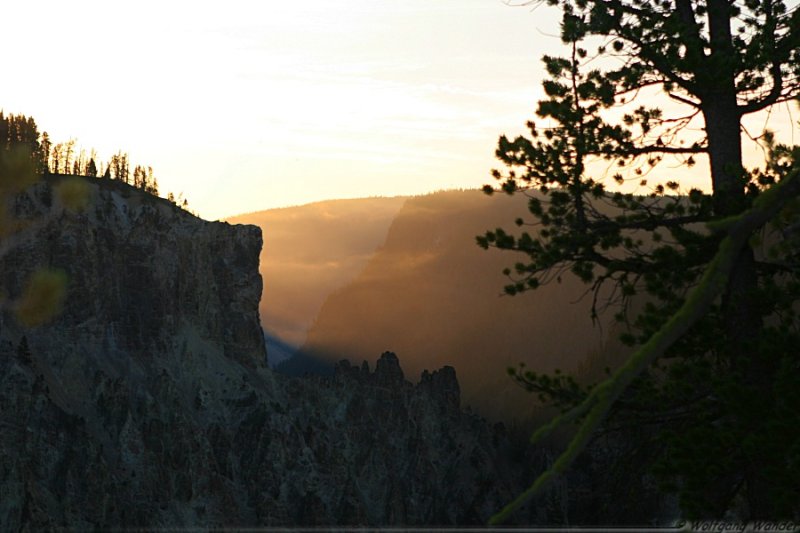 Canyon - Sunrise in Yellowstones Grand Canyon