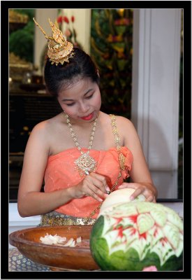 Thai girl - fruit carving / Chiang Mai