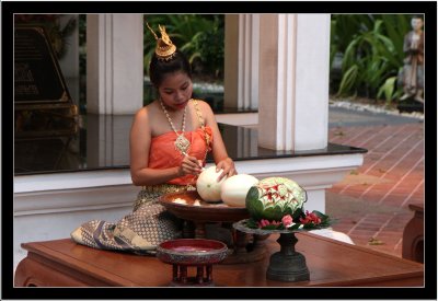 Thai girl - fruit carving / Chiang Mai