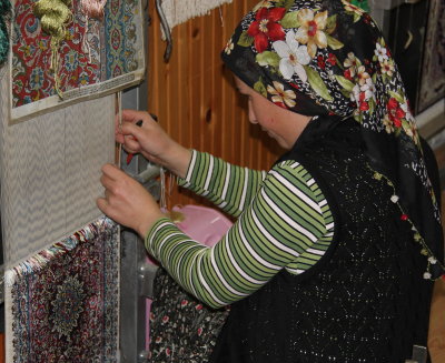 Hand-tying silk carpet in Cappedocia