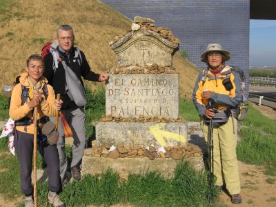 Hortensia, Peter and Lillian at the Palencia marker