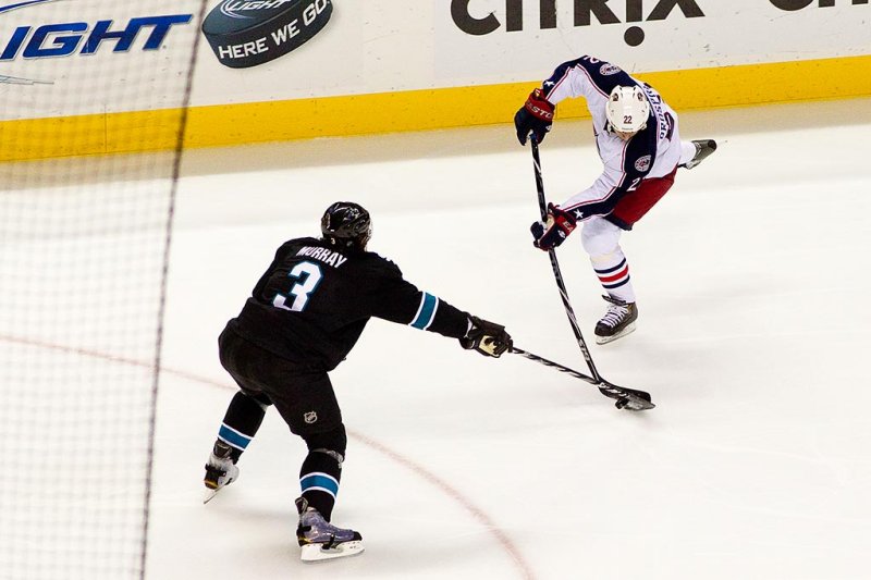 Douglas Murray attempting to prevent Vinny Prospal from shooting