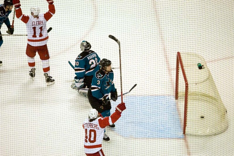 Power play goal by Niklas Lidstrom