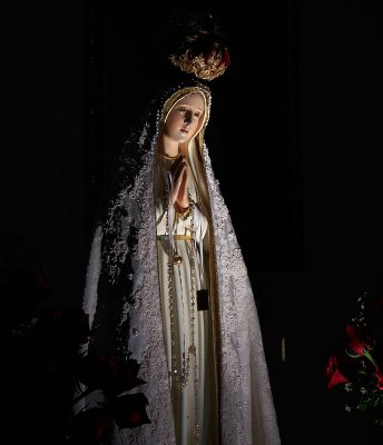 Traveling statue of Mary the mother of God.jpg
