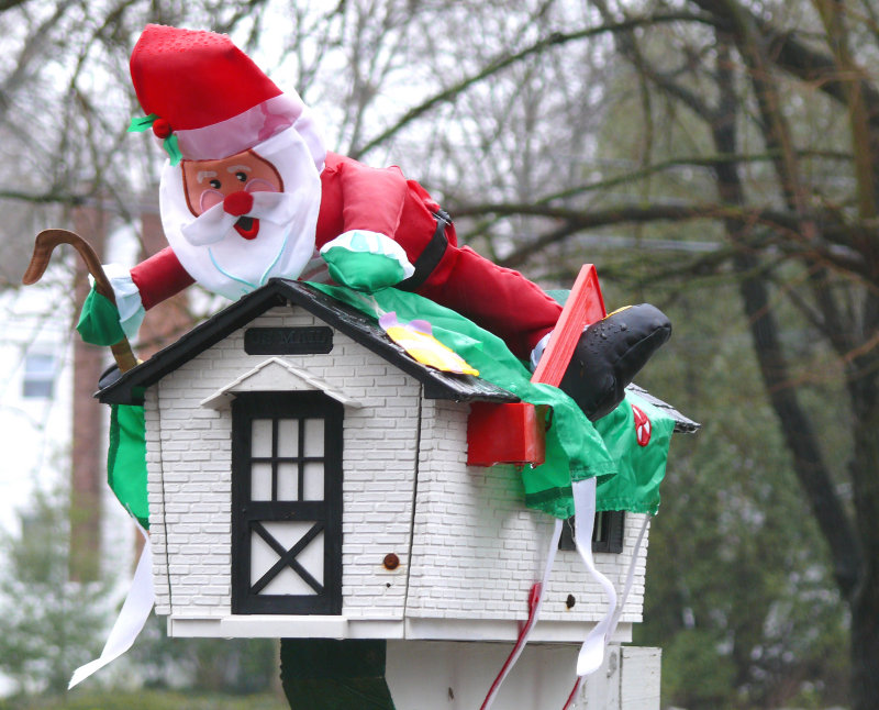 a very seasonal mailbox