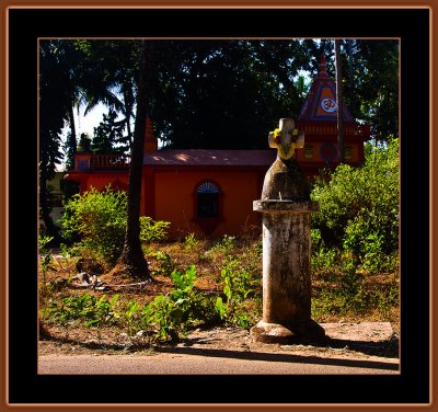 141=IMG_7123-Christian-cross-in-front-of-Hindutemple.jpg