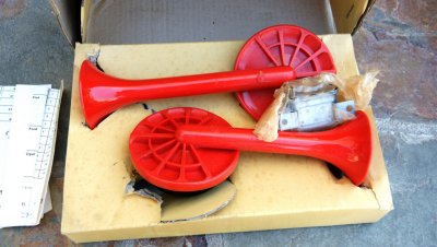 BOSCH Sport-Fanfaren Dual-Tone 6v & 12v Electric Horns (aka 'Red Trumpets')