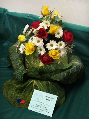 Arrangement in edible container
