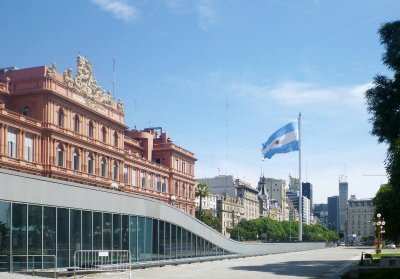 Modern museum in front of Casa Rosa