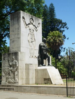 Pedro de Mendoza Monument